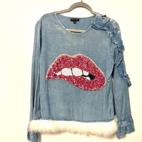 NWT STYLE ENVY DENIM HOLLYDAYS SEXY LIPS APPLIQUE & WHITE FEATHER HEM TOP BLOUSE - Picture 1 of 15
